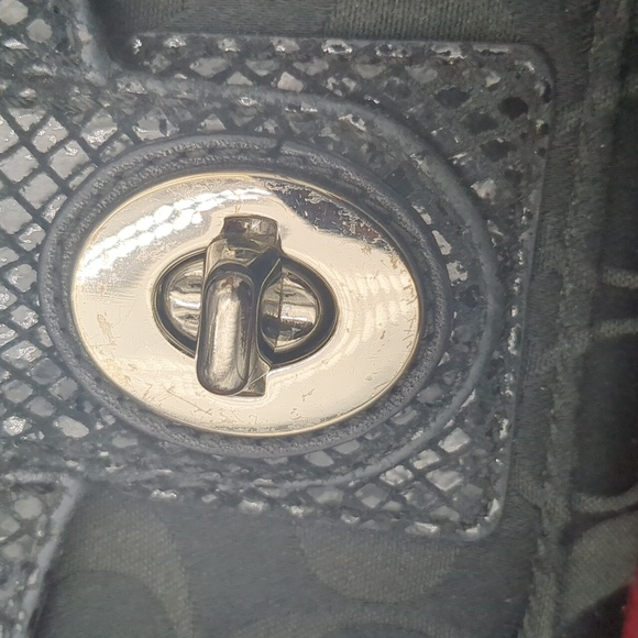 Coach Black Leather Wallet with Embossed Signature Pattern - Picture 3 of 12